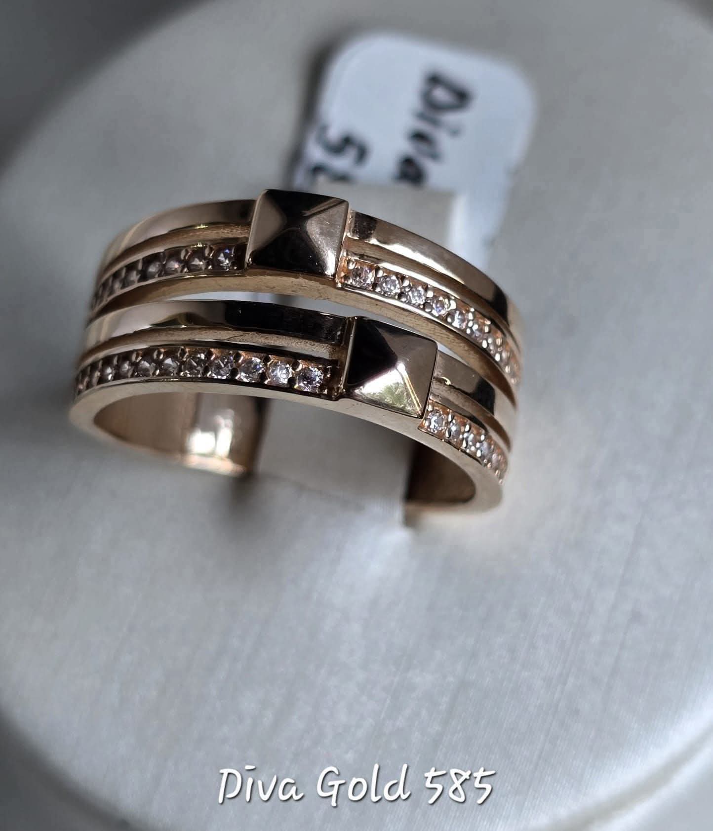 Gold women Ring with zircon stones. Size 18