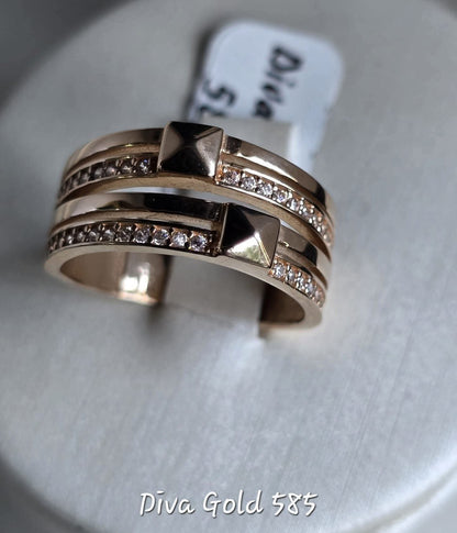 Gold women Ring with zircon stones. Size 18