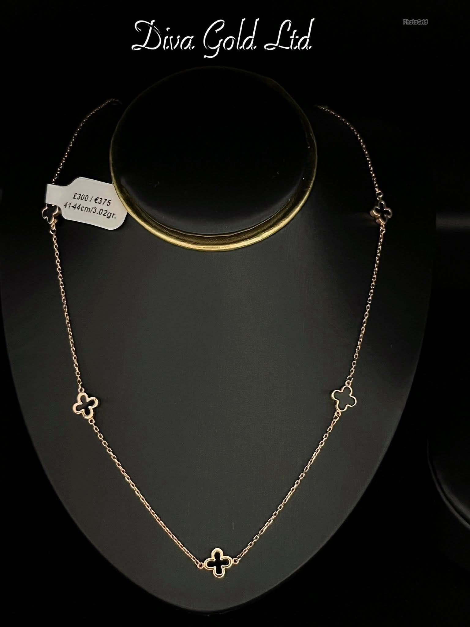 Gold chain with black clover pendant. 41-44cm
