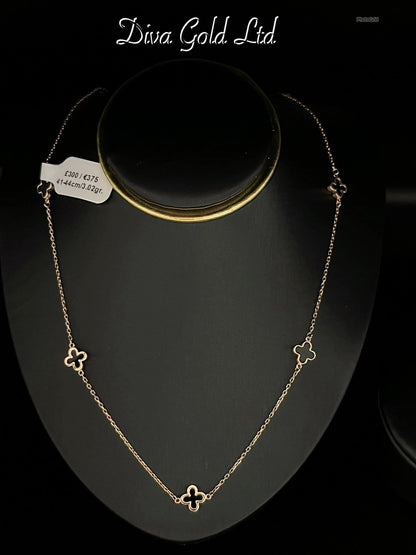 Gold chain with black clover pendant. 41-44cm