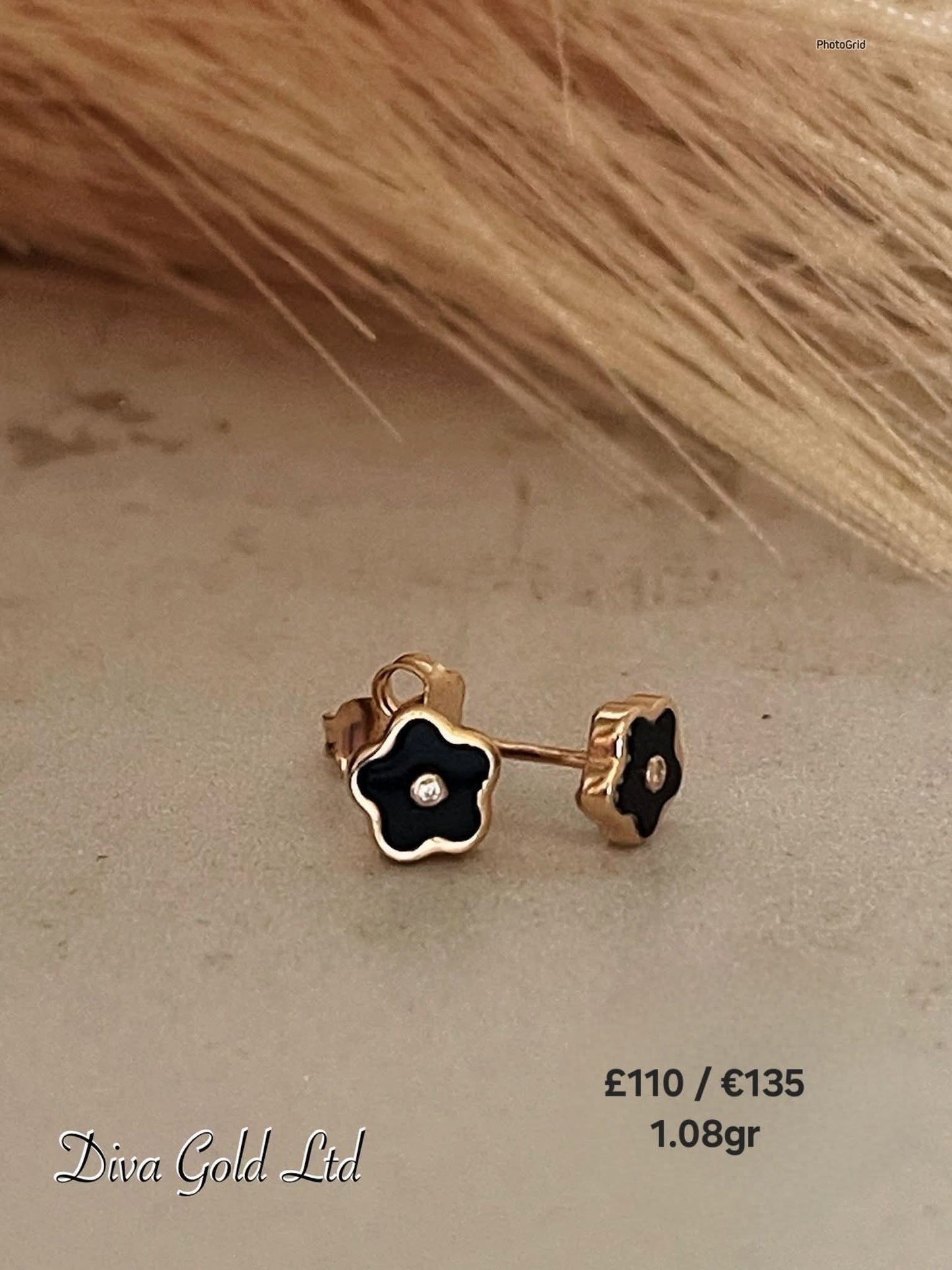 Gold 585 studs earrings.
