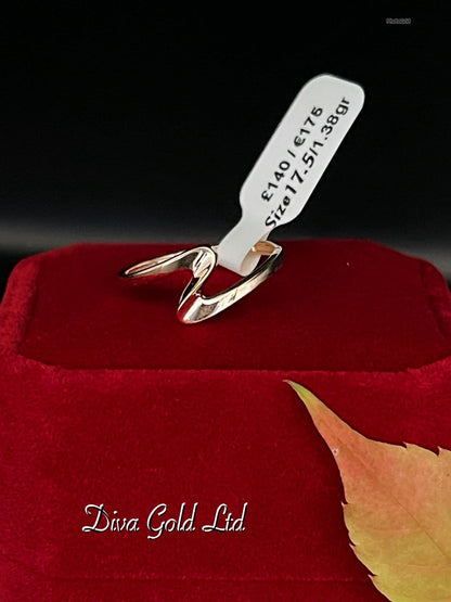 Gold ring. Size 17.5