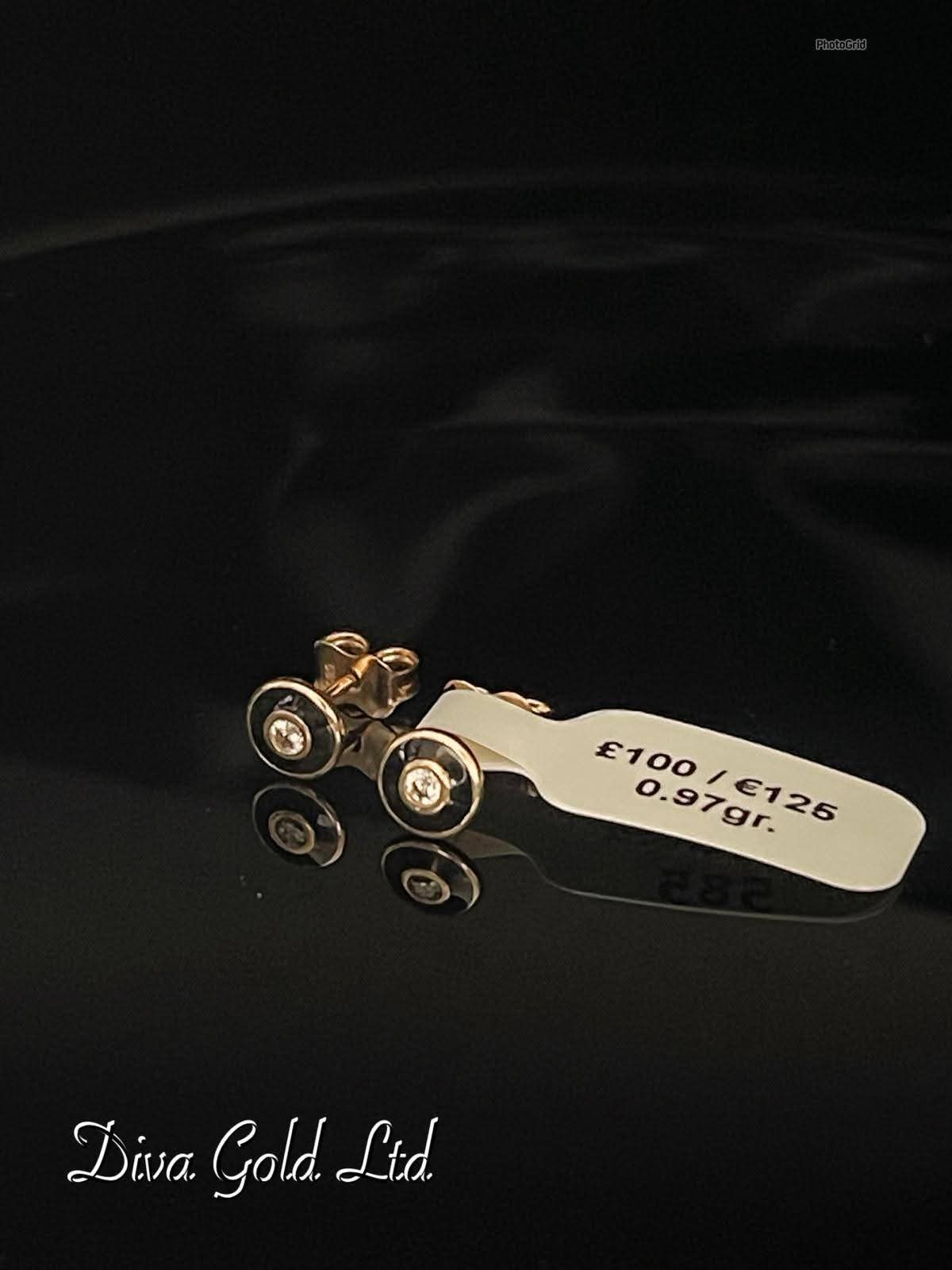 Gold 585 studs earrings.