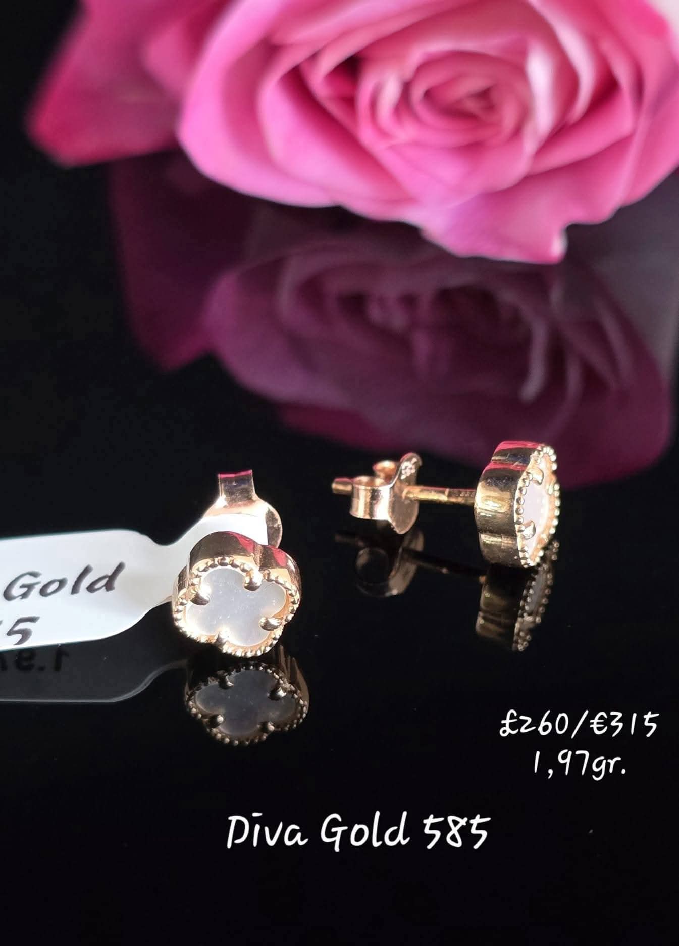 Stud clover gold earrings.