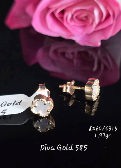 Stud clover gold earrings.