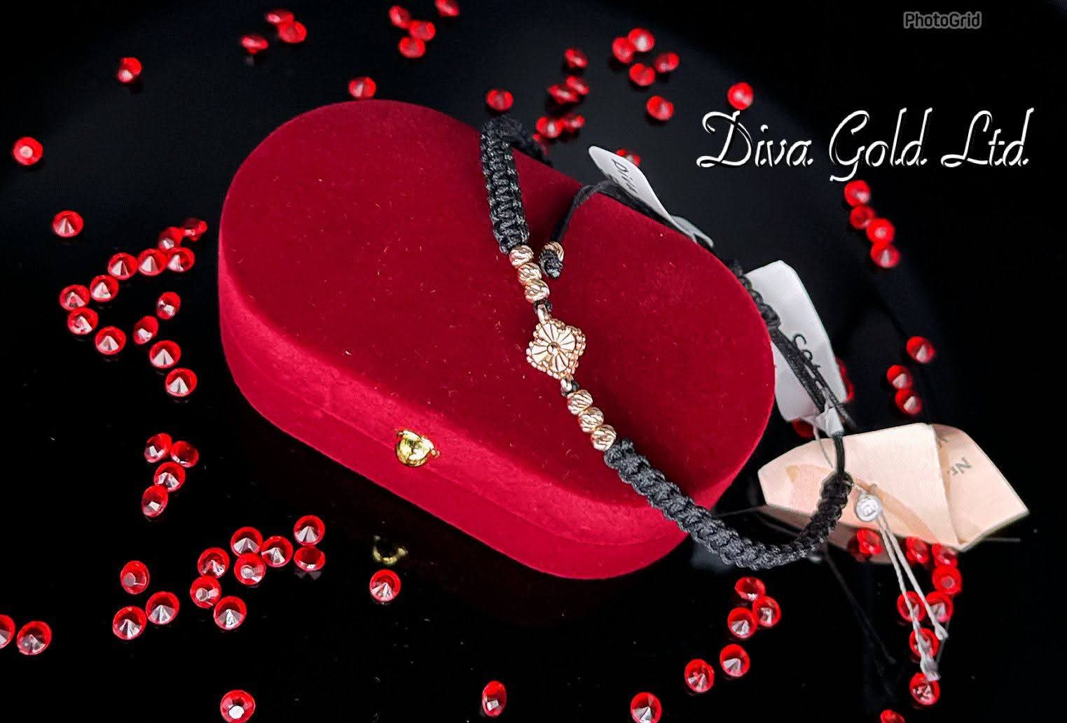 Clover thread bracelet with gold details.