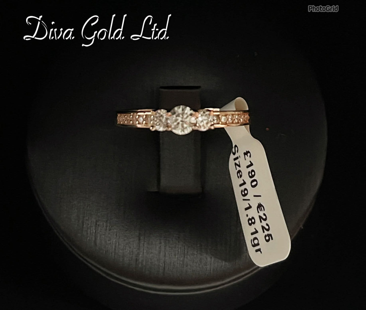 Gold 585 ring with zircon stones. Size 19