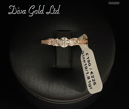 Gold 585 ring with zircon stones. Size 19