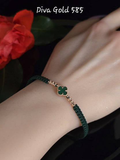 Green clover thread bracelet with 585 gold details.