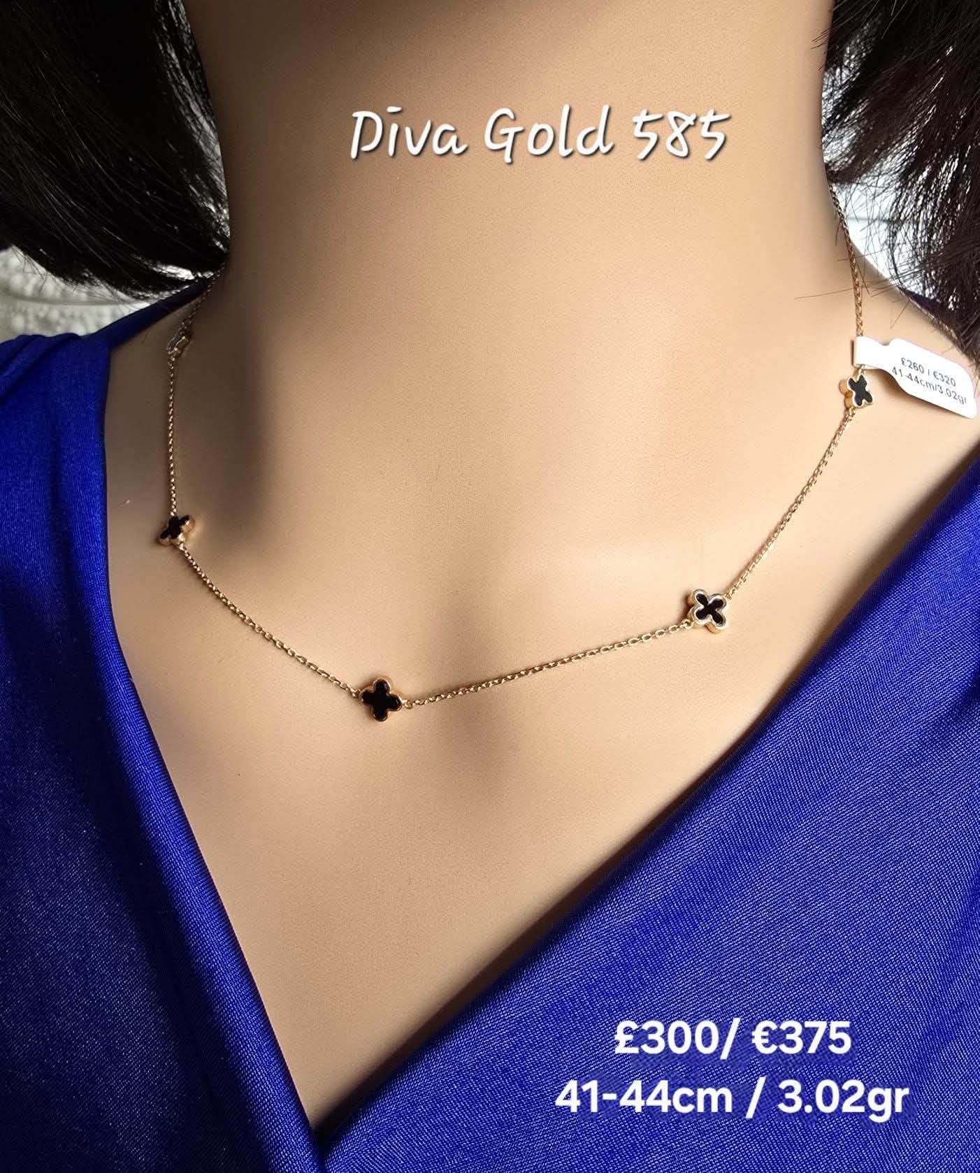 Gold chain with black clover pendant. 41-44cm