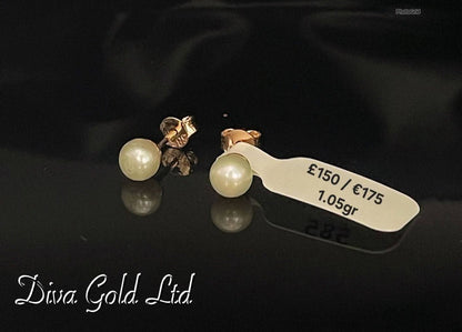 Stud gold earrings with pearl.