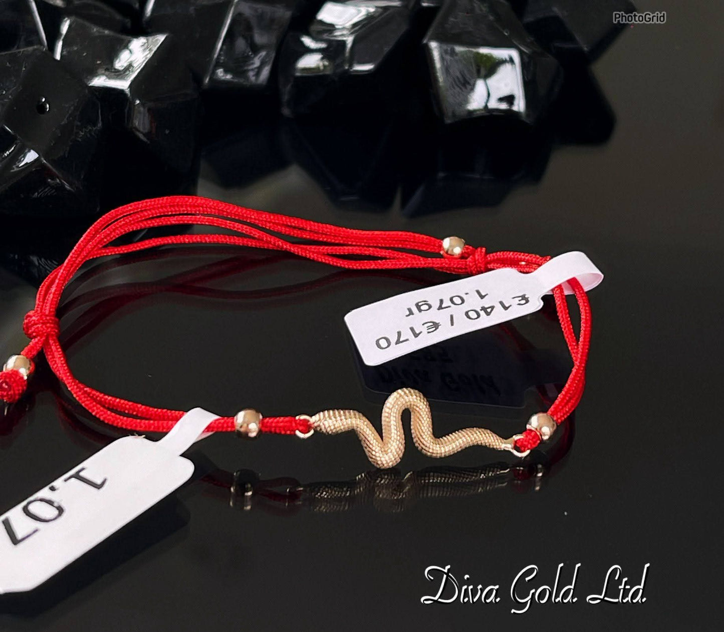 Red thread bracelet with 585 gold details. 1.07gram