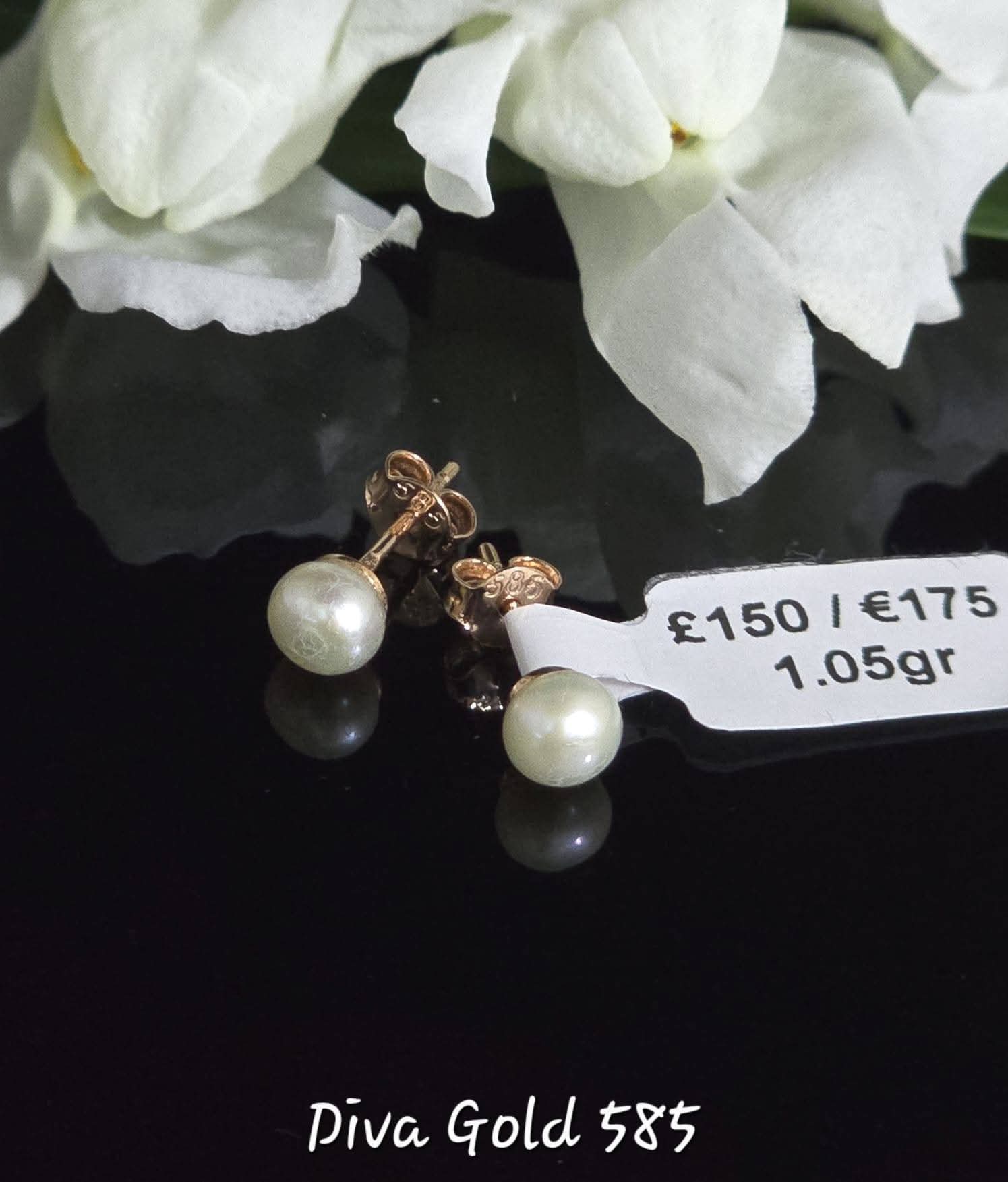 Stud gold earrings with pearl.