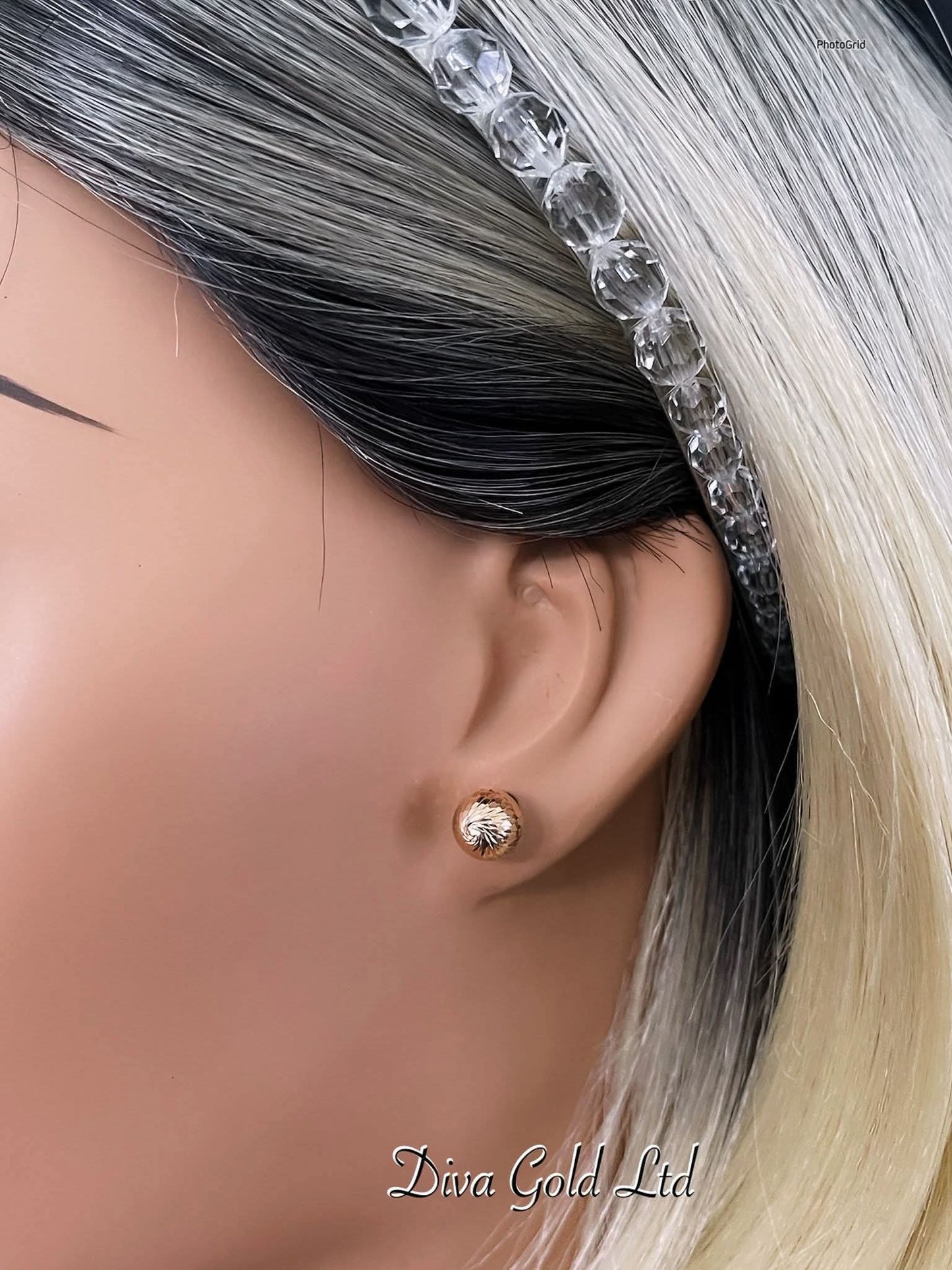 Gold 585 studs earrings.