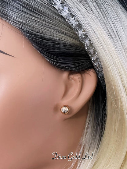 Gold 585 studs earrings.