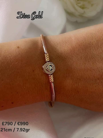 Gold pandora bracelet. 21cm