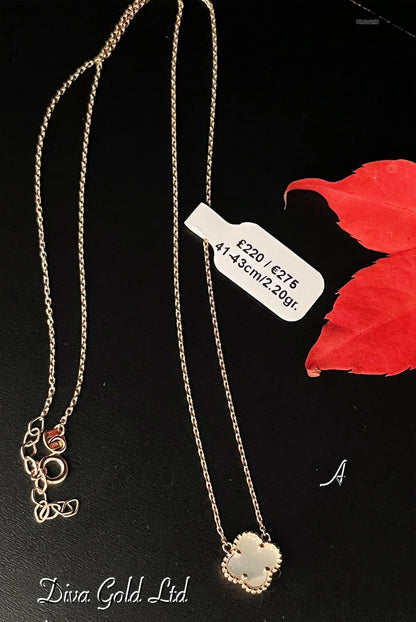 Gold chain with white clover pendants. 41-43cm