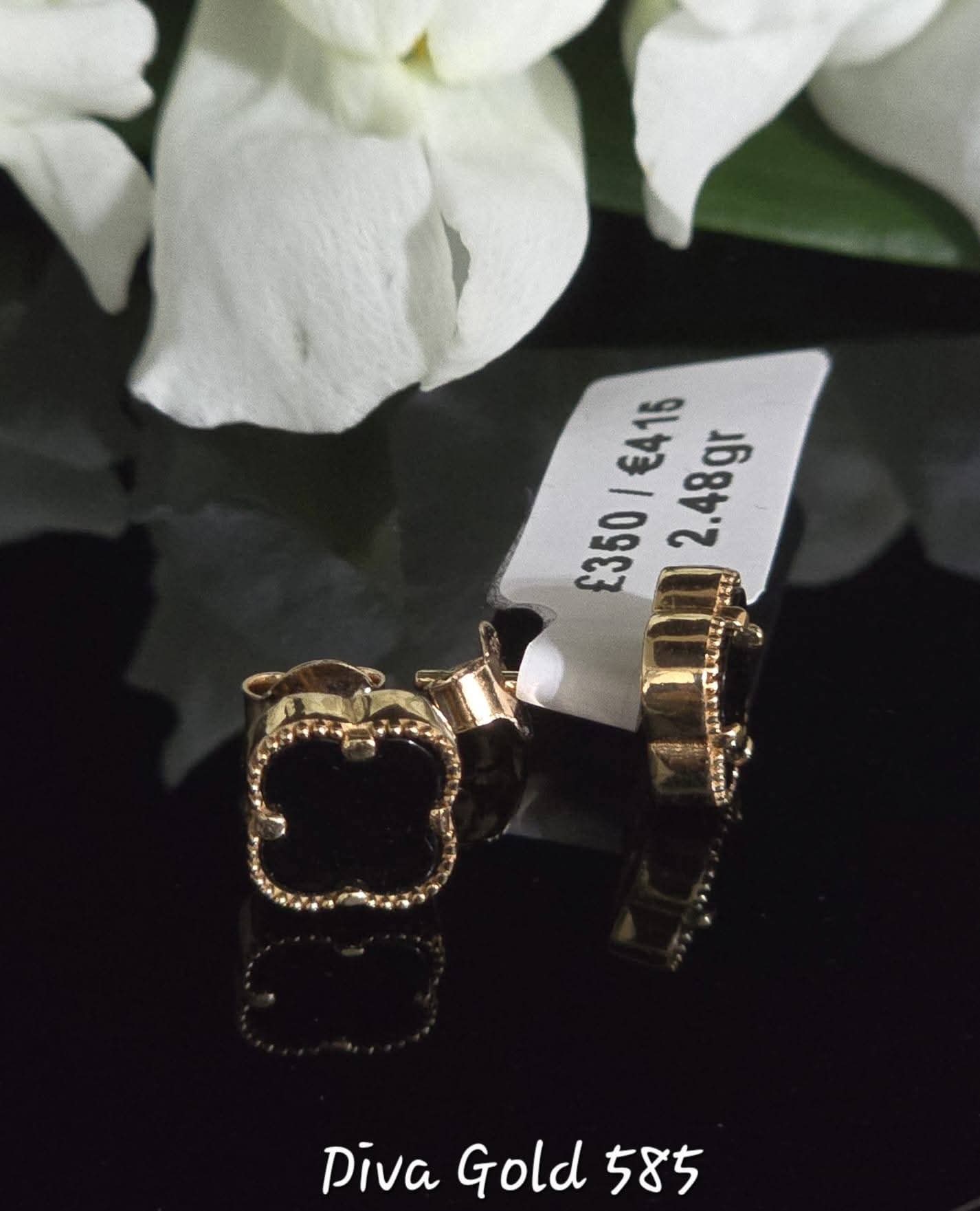 Stud black clover gold earrings.