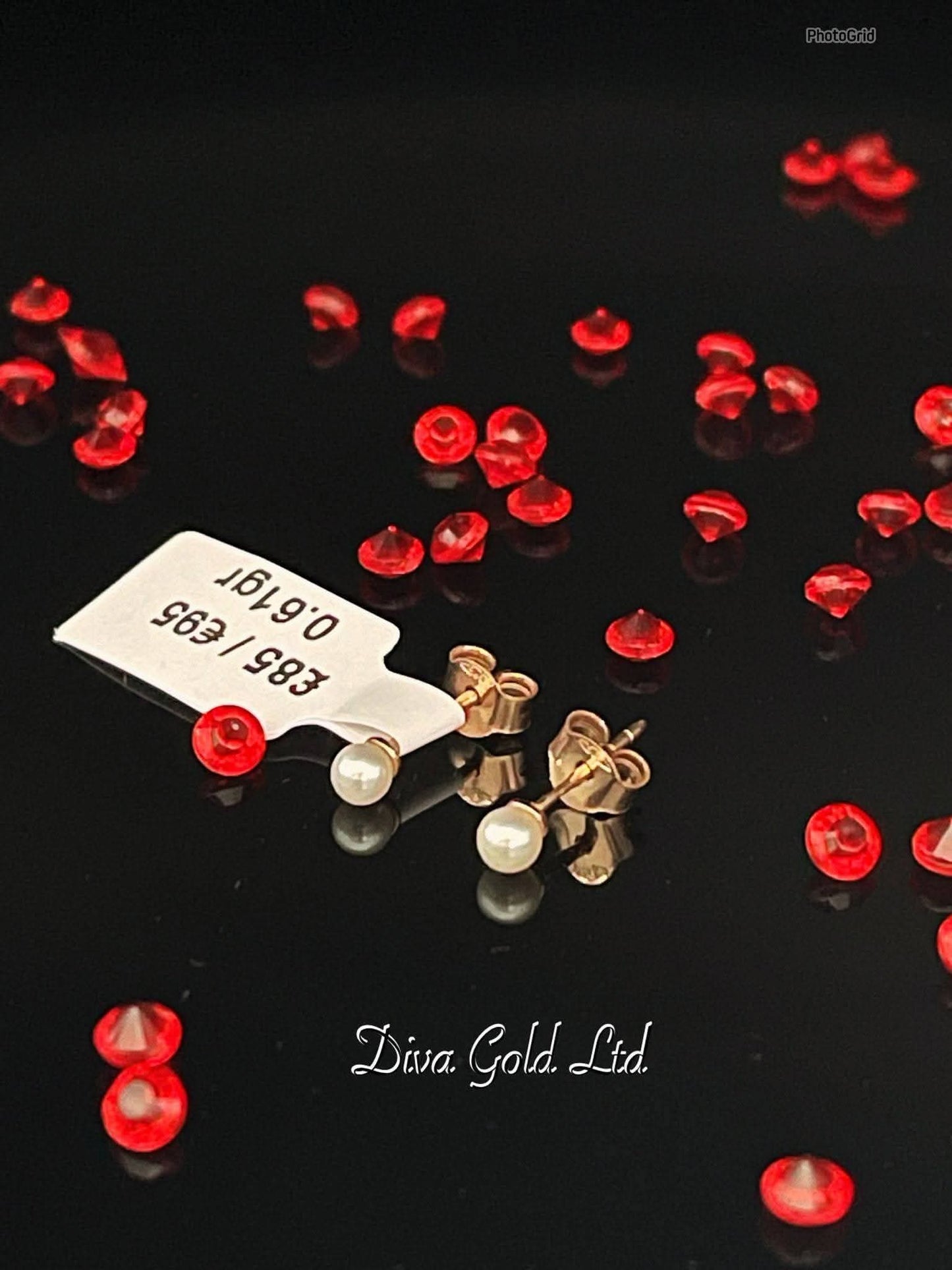Stud gold earrings with pearl.