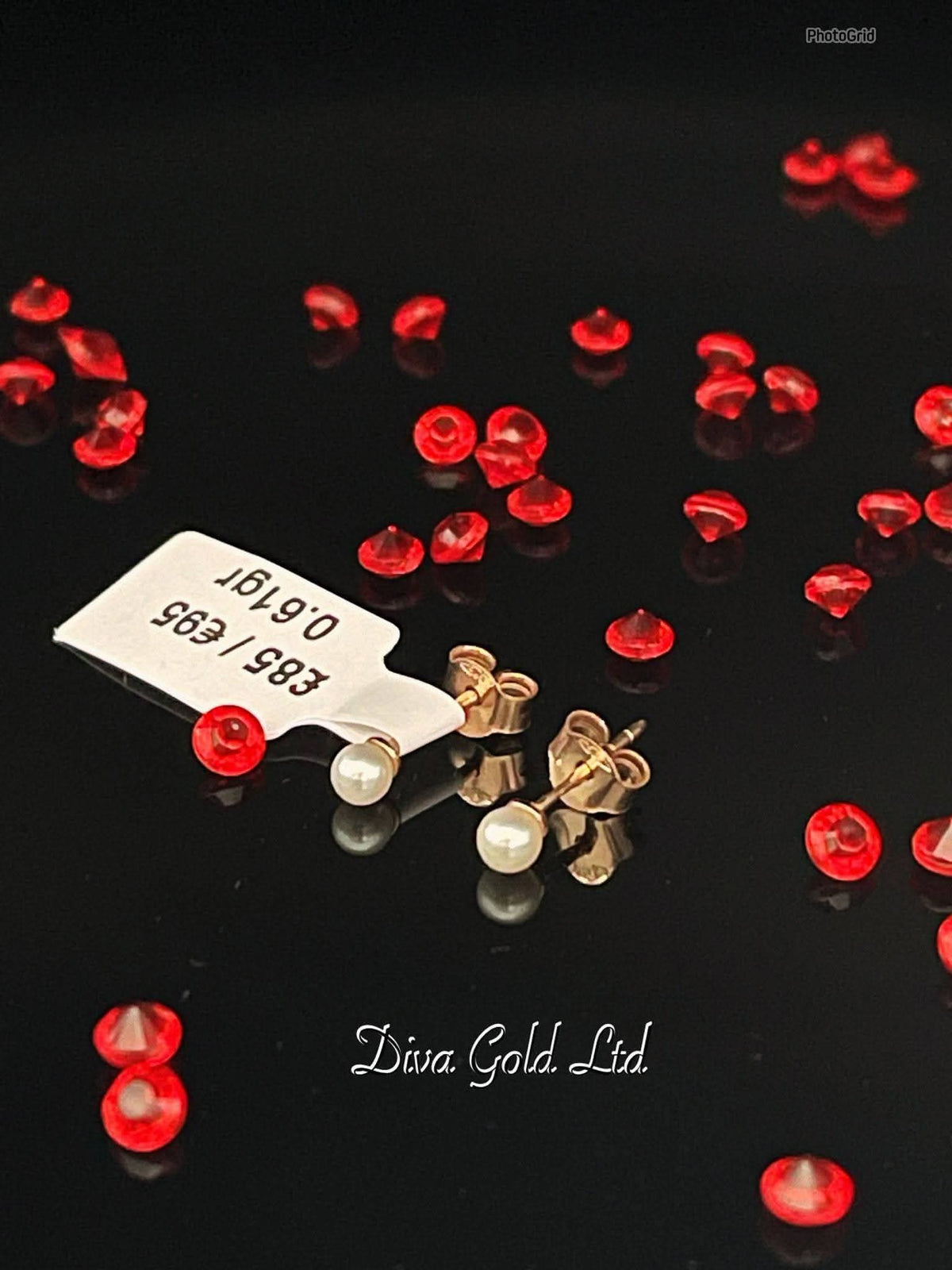 Stud gold earrings with pearl.