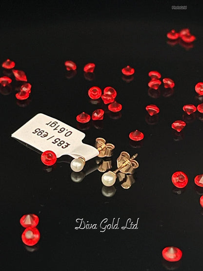 Stud gold earrings with pearl.