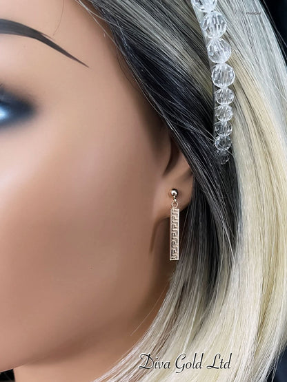 Gold 585 studs earrings.