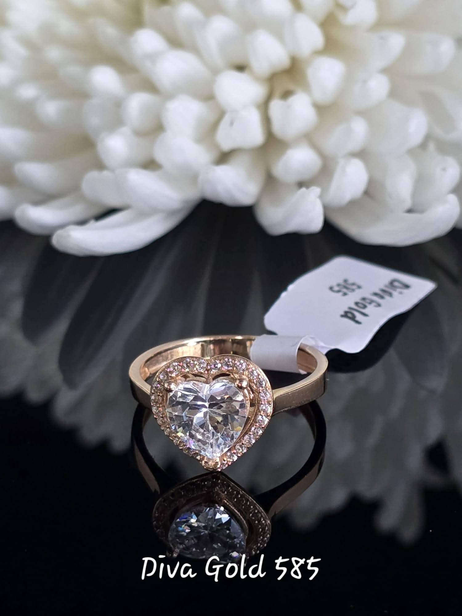 Gold women heart ring / white zircon stones. Size 16.5