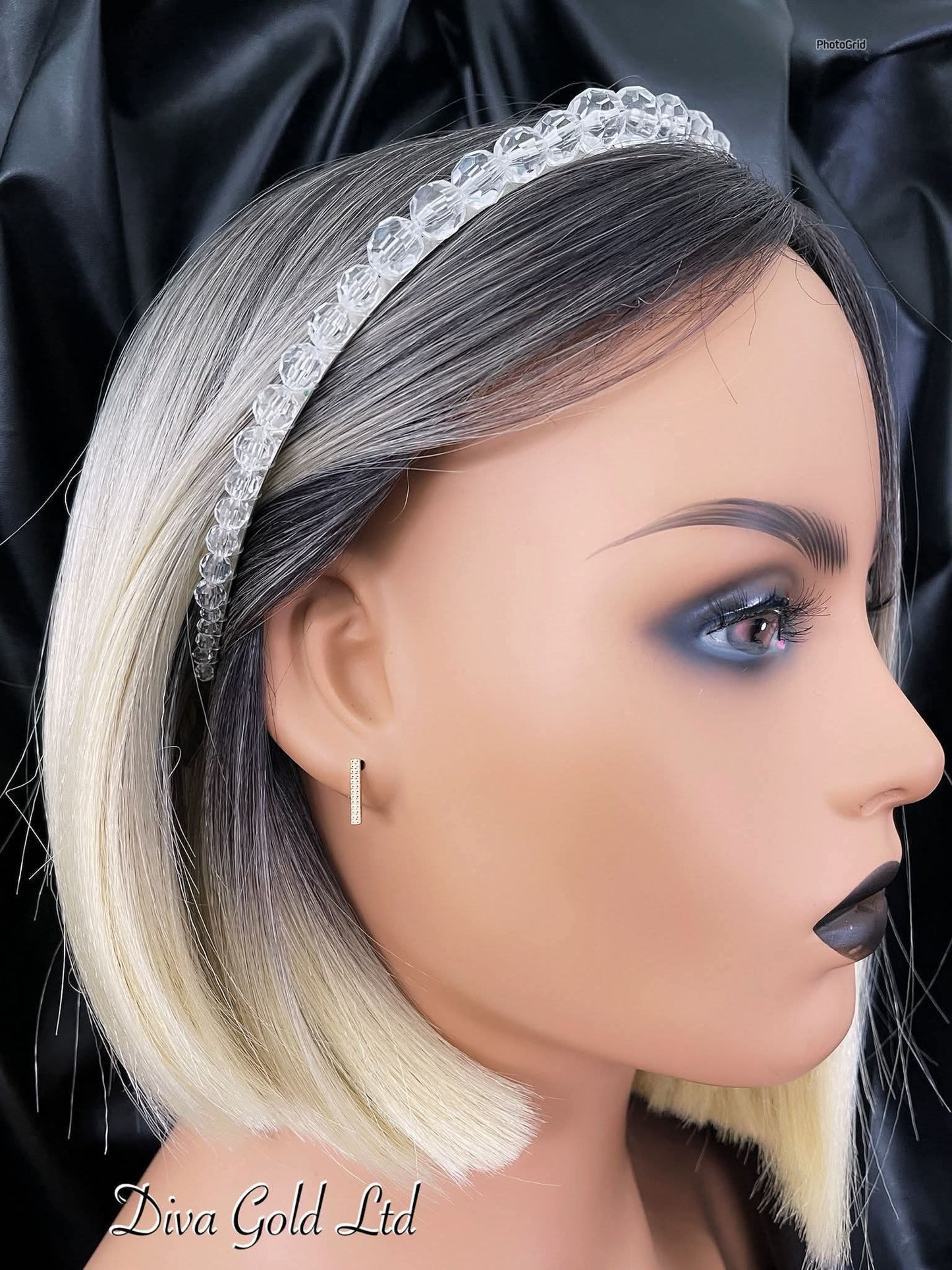 Gold 585 studs earrings.