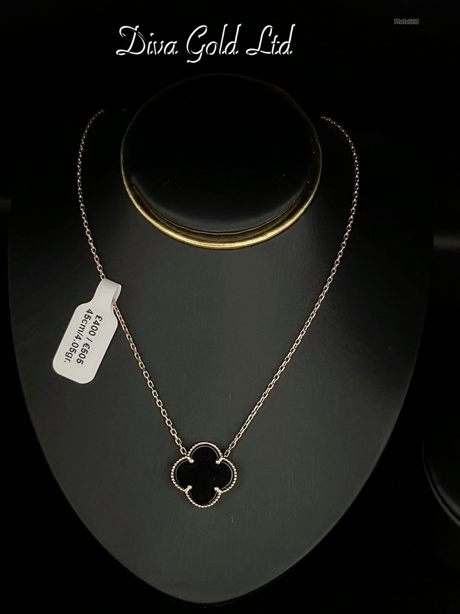 Gold chain with black clover. 45cm