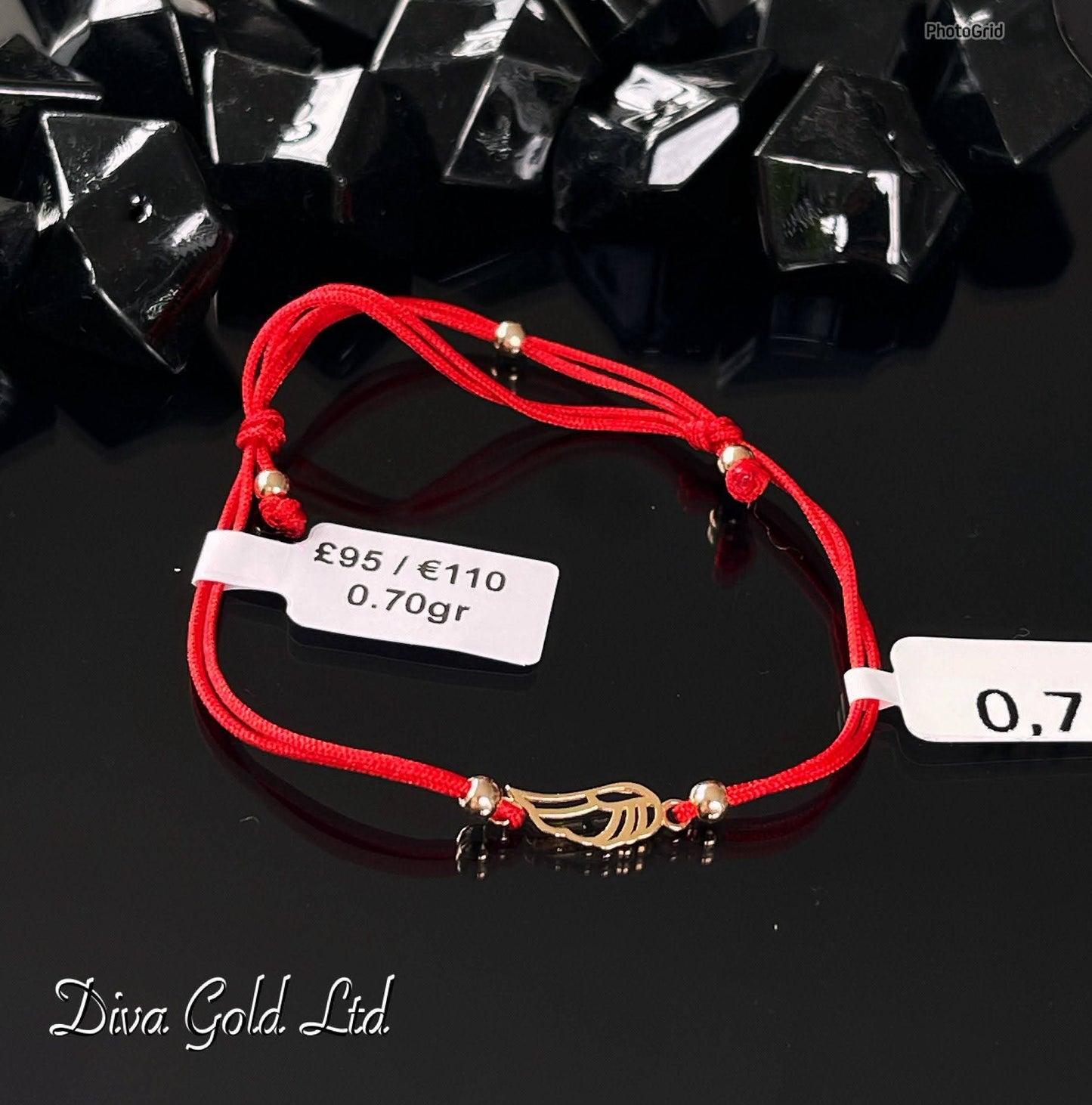 Red thread bracelet with 585 gold details. 0.70gram