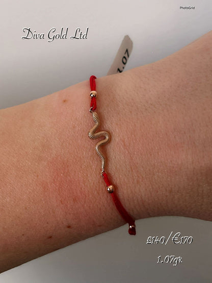 Red thread bracelet with 585 gold details. 1.07gram