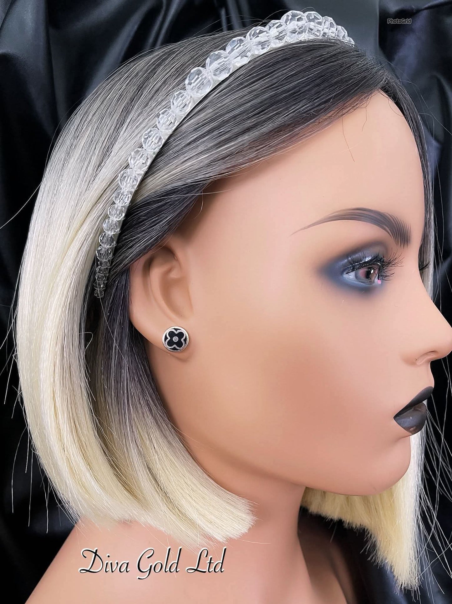 Gold 585 studs earrings.