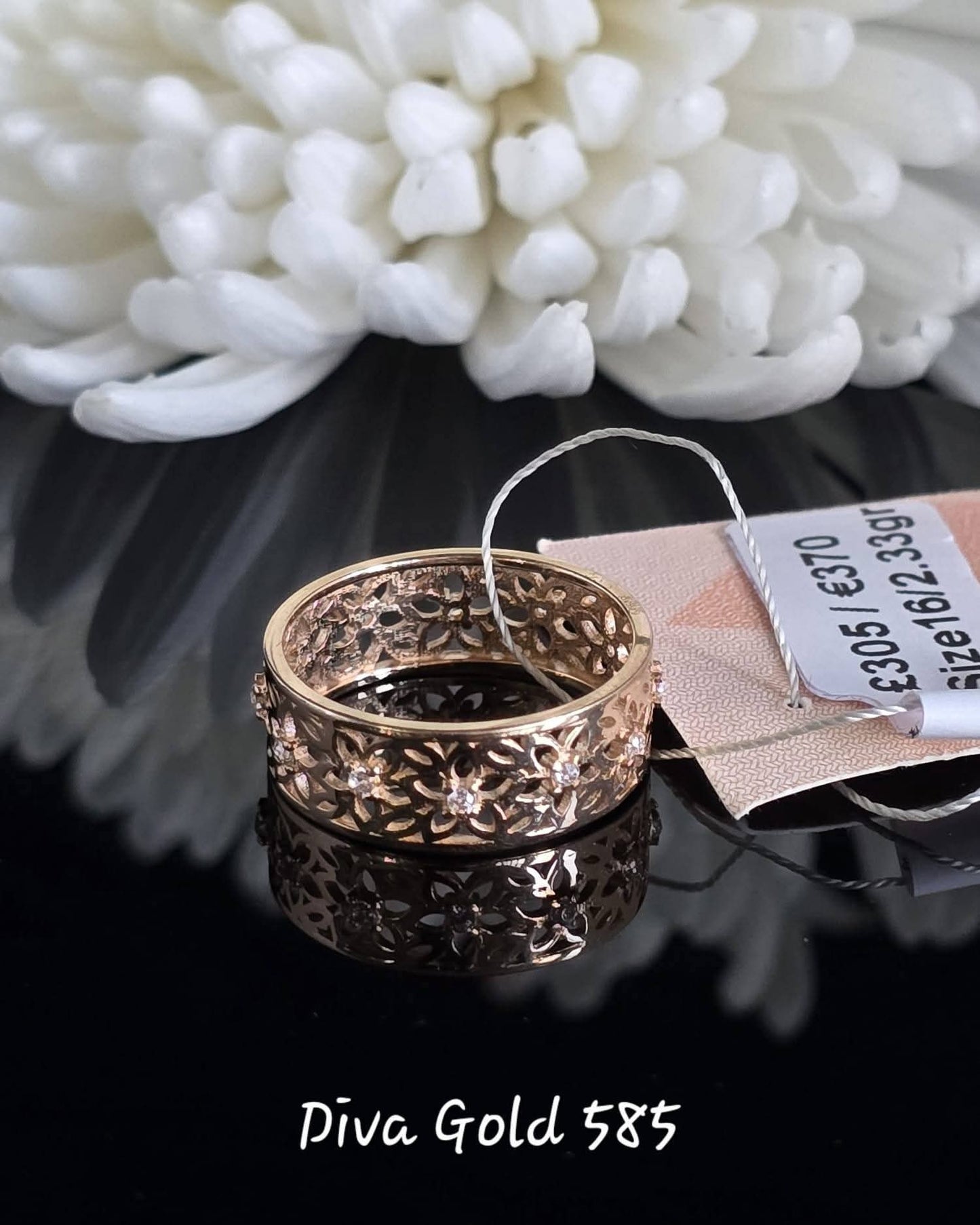 Gold women ring / White zircon stones. Size 16