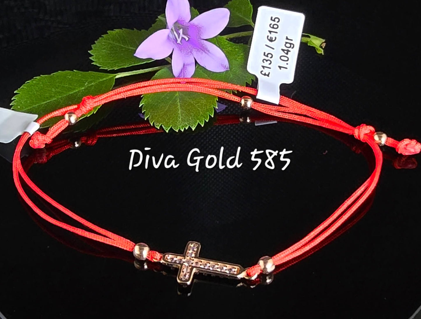 Red thread bracelet with 585 gold details. 1.04gram