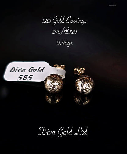 Gold 585 studs earrings.