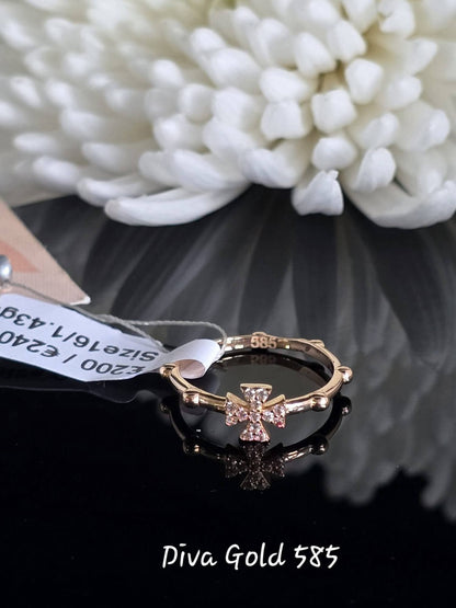 Gold women ring / White zircon stones. Size 16